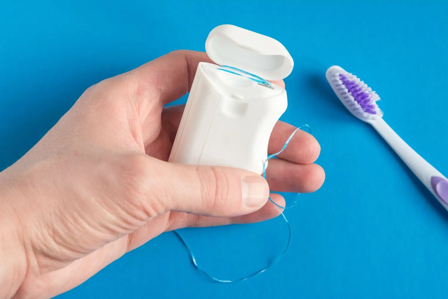 Wieso ist Zahnseide so wichtig? - Praxis Videntist - Zahnarzt 1100 Wien